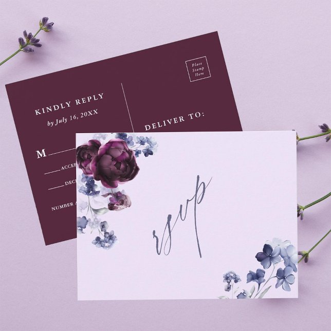 Plum Lila & Indigo Blue Floral Wedding RSVP Postkarte (Front & Back)