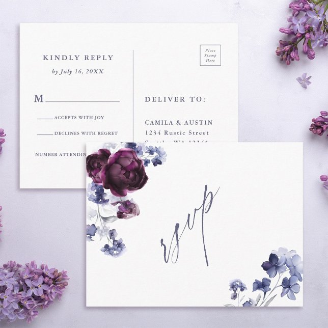 Plum Lila & Indigo Blue Floral Wedding RSVP Postkarte (Front & Back)
