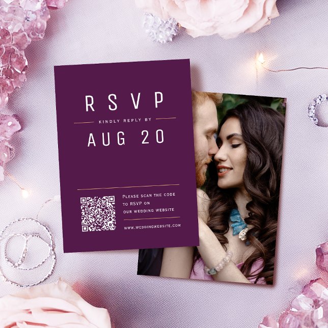 Plum Lila Modern Chic Einfache Typografie QR-Code RSVP Karte (Plum Purple Modern Chic Simple Typography QR code RSVP Card)