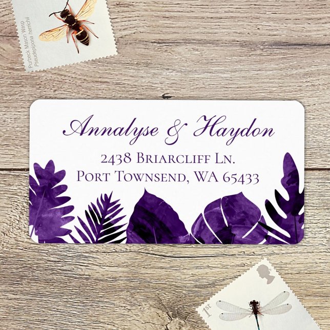 Plum Lila tropische Blätter Hochzeitadresse Adressaufkleber (tropical plum purple, eggplant island palm leaves, monstera, ferns address labels for rsvp cards)
