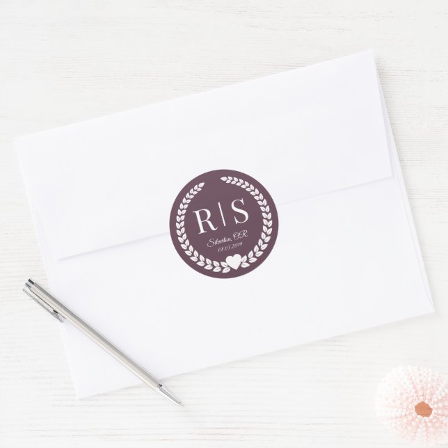 Plum Purple Wedding Monogram Initials Runder Aufkleber (Umschlag)