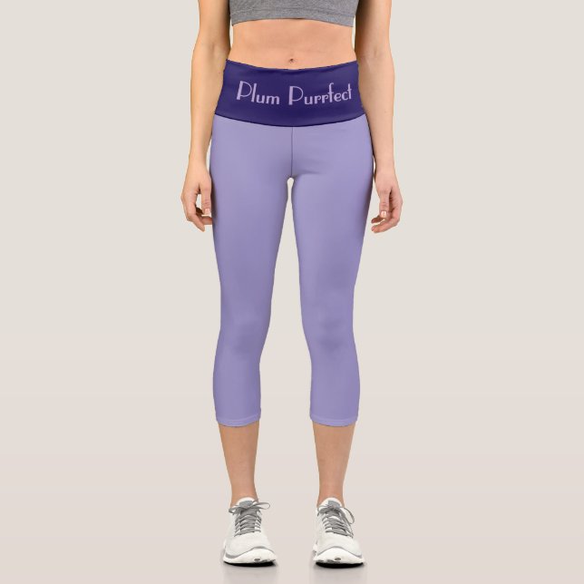 "PLUM PURRFRCT" Custom High-Waisted Capri Pants Leggings (Vorderseite)