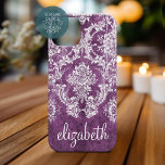 Plum Vintag Damask Muster und Name iPhone 16 Hülle<br><div class="desc">Ein Vintages Muster mit einem trendigen Design mit Juwelenfarben und Eleganz. Elemente können leichter angepasst werden, wenn Sie zuerst alle Foto und Texte ersetzen. Wenn Ihre Kunst noch angepasst werden muss, klicken Sie auf die Schaltfläche Diese anpassen. Das bringt Sie zu einem Designbereich, wo Sie Dinge bewegen und sogar Schriftart...</div>