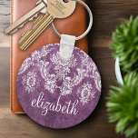 Plum Vintag Damask Muster und Name Schlüsselanhänger<br><div class="desc">Ein Vintages Muster mit einer Tafel und Spitzen-Design. Schau genau auf die Blume und Blätter. Ein trendiges Design mit Juwelenfarben und Eleganz. Elemente können leichter angepasst werden, wenn Sie zuerst alle Foto und Texte ersetzen. Wenn Ihre Kunst noch angepasst werden muss, klicken Sie auf die Schaltfläche Diese anpassen. Das bringt...</div>