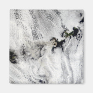 Plume aus dem Okmok-Vulkan, den Aleusianinseln Magnet