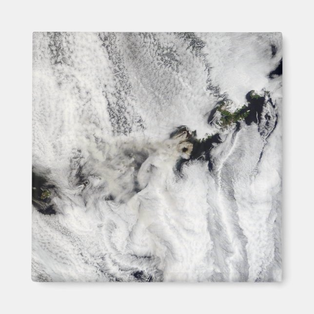 Plume aus dem Okmok-Vulkan, den Aleusianinseln Magnet (Vorne)