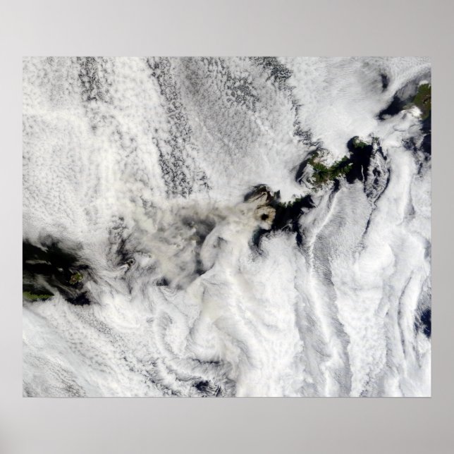 Plume aus dem Okmok-Vulkan, den Aleusianinseln Poster (Vorne)