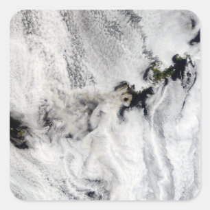 Plume aus dem Okmok-Vulkan, den Aleusianinseln Quadratischer Aufkleber
