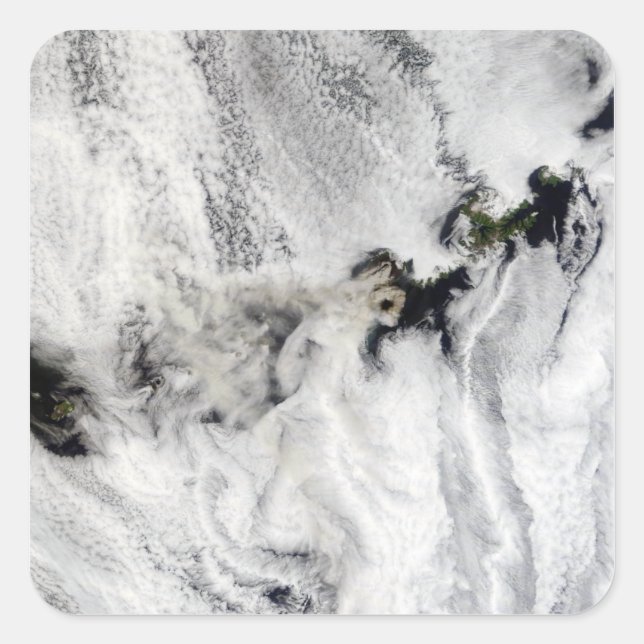 Plume aus dem Okmok-Vulkan, den Aleusianinseln Quadratischer Aufkleber (Vorderseite)