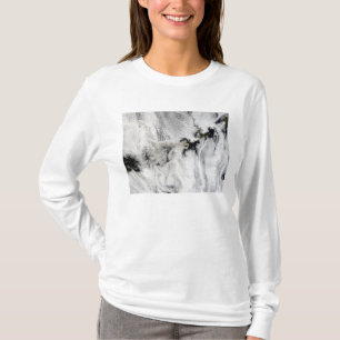 Plume aus dem Okmok-Vulkan, den Aleusianinseln T-Shirt