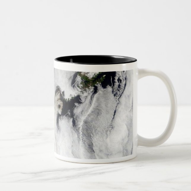 Plume aus dem Okmok-Vulkan, den Aleusianinseln Zweifarbige Tasse (Rechts)