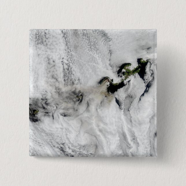 Plume aus dem Okmok-Vulkan, den Aleutianinseln 2 Button (Vorderseite)