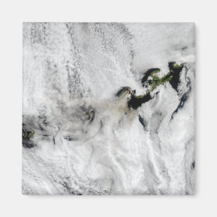 Plume aus dem Okmok-Vulkan, den Aleutianinseln 2 Magnet