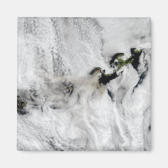 Plume aus dem Okmok-Vulkan, den Aleutianinseln 2 Magnet (Vorne)