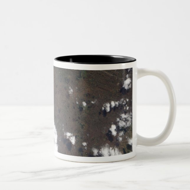 Plume erhebt sich aus dem Vulkan Nyiragongo in der Zweifarbige Tasse (Rechts)