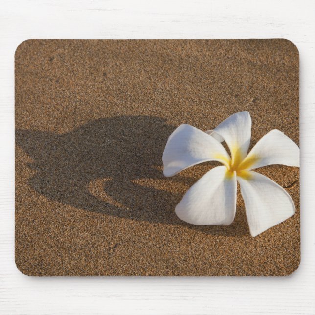 Plumeria am Sandstrand, Maui, Hawaii, USA Mousepad (Vorne)