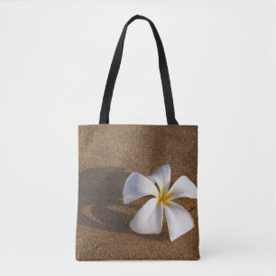 Plumeria an einem Sandstrand, Maui, Hawaii, USA