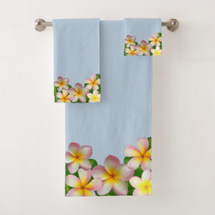 Plumeria-Blumen auf hellblauem Badehandtuch-Set Badhandtuch Set