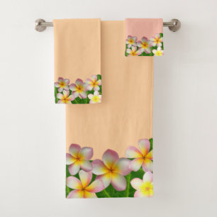 Plumeria-Blüten auf hellrosa Badhandtuch Set