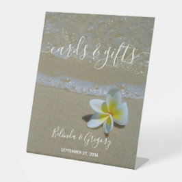 Plumeria Frangipani auf Sand Wedding Cards & Gifts Sockelschild