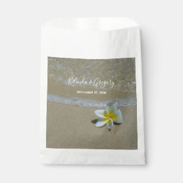 Plumeria Frangipani auf Sand Wedding Geschenktütchen