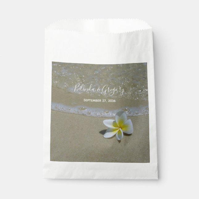 Plumeria Frangipani auf Sand Wedding Geschenktütchen (Vorderseite)