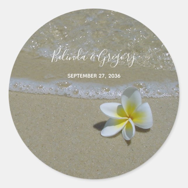 Plumeria Frangipani auf Sand Wedding Runder Aufkleber (Vorderseite)