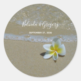 Plumeria Frangipani auf Sand Wedding Runder Aufkleber