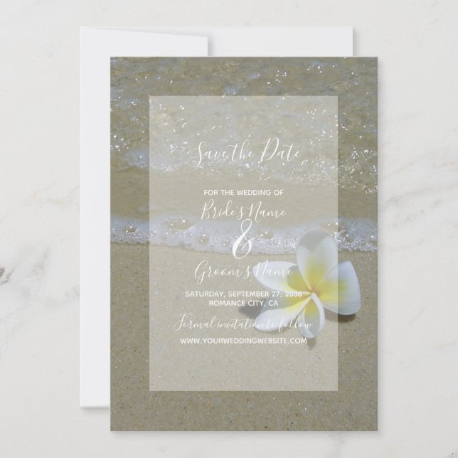Plumeria Frangipani auf Sand Wedding speichern das Save The Date (Vorderseite)