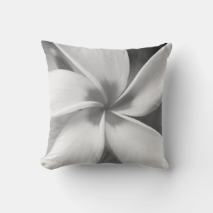 Plumeria - Schwarz-Weiß-Makroporträt Kissen