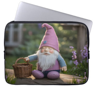 Plüsch-Gnom-Figur mit geflochtenem Korb im Sommer Laptopschutzhülle