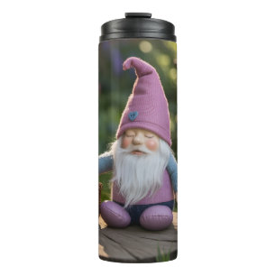 Plüsch-Gnom-Figur mit geflochtenem Korb im Sommer Thermosbecher