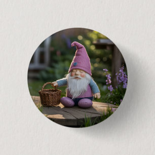 Plüsch-Gnom-Figur mit gewebtem Korb im Sommer Button
