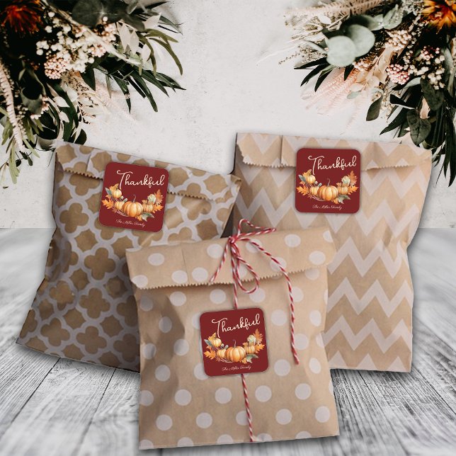 Plush RedThanksgiving Friendsgiving Abendessen nac Quadratischer Aufkleber (Von Creator hochgeladen)