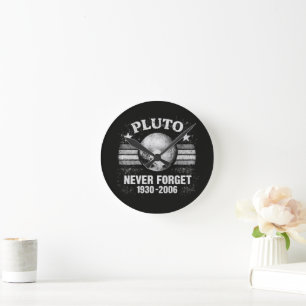 Pluto vergiss nie runde wanduhr