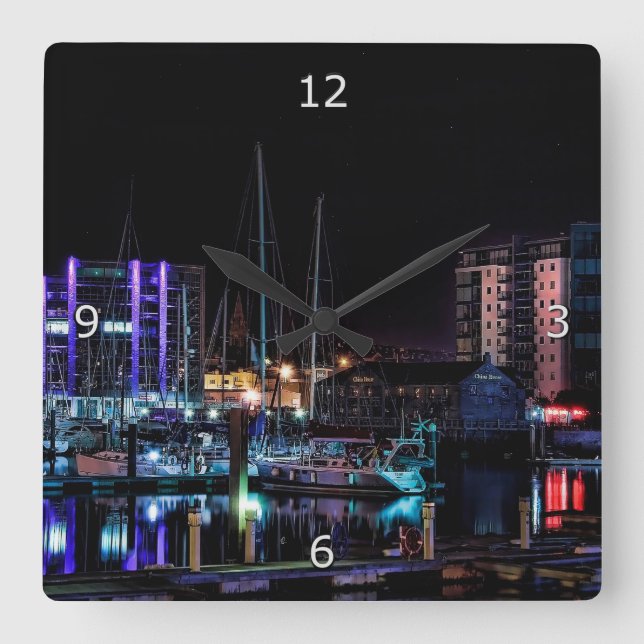 Plymouth Barbican Quadratische Wanduhr (Vorderseite)