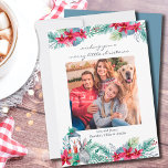 Poinsettia Lantern Lässiges Skript Weihnachtsgesch Feiertagskarte<br><div class="desc">Weihnachts-Fotokarte mit einem Ihrer Lieblings-Fotos. Die Urlaubskarte ist mit lässiger Schrift und klassischer Typografie versehen, die alle editierbar sind. Die Fotovorlage ist ein Set bis zur Anzeige des Bildes im quadratischen Format. Das Design hat Aquarellwiesen mit Wintergrün und Weihnachtsliegestühlen (Poinsettia, Kiefer, Mistletoe, Heilige und Beeren) mit Kaninchen und Laternen mit...</div>