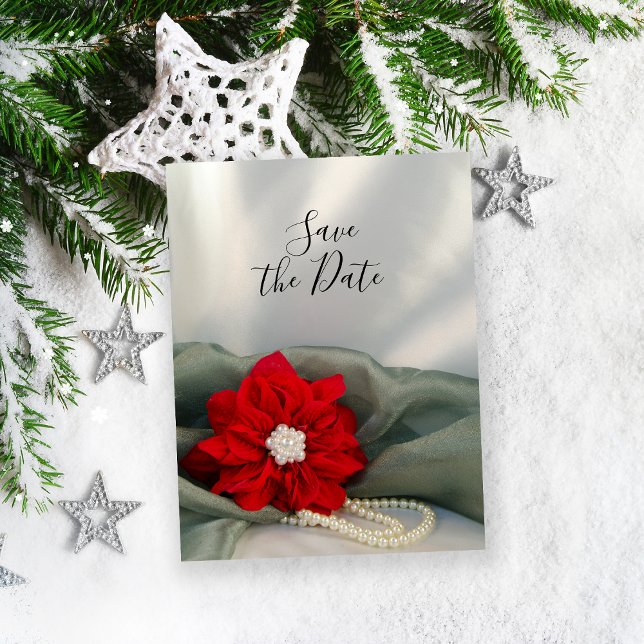 Poinsettia und Pearls Winterhochzeit Save the Date Ankündigungspostkarte (Announce your December marriage with the festive Poinsettia and Pearls Save the Date Postcard. )