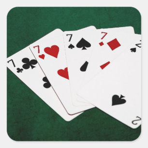 Poker Hände - vier von einer Art - sieben und zwei Quadratischer Aufkleber