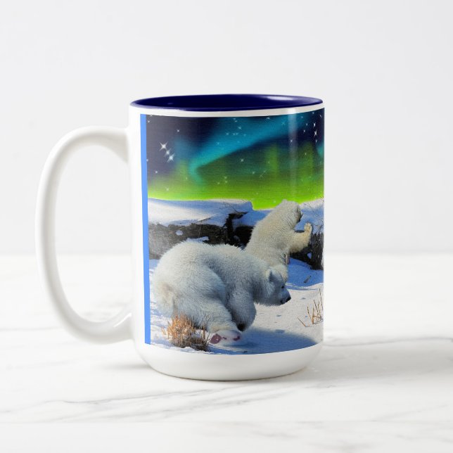 Polar Bear Cubs Spielen bei Snow Fantasy Art Tasse (Links)