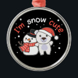 Polar Bear I'm Snow Niedlich Snowman Snow Pun Kera Ornament Aus Metall<br><div class="desc">Cute polar bear with snowman. Der Snow Cute - Snow Pun for Winter and Christmas. Christmas greeting in the cold season for the holidays. Christmas polar bear with snowman.</div>
