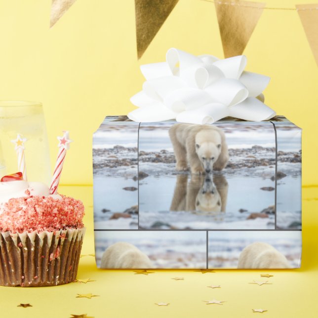 Polar Bear Looking at its Reflection Geschenkpapier (Geburtstagsparty)