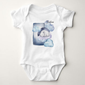 Polar-Sleepy-Bär in den Wolken personalisierbar Baby Strampler