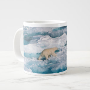 Polarbär, der auf dem Meer spaziert Jumbo-Tasse