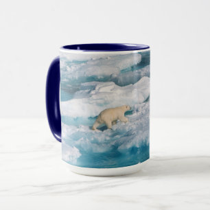 Polarbär, der auf dem Meer spaziert Tasse