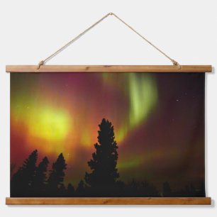 Polarlicht und Bäume Wandteppich Mit Holzrahmen