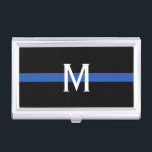 Police Thin Blue Line Monogram Visitenkarten Dose<br><div class="desc">Dieses Visitenkartengehäuse ist in einem dunkelblauen Liniendesign mit einem horizontalen blauen Streifen auf schwarzem Hintergrund und einem Monogramm mit weißem Hintergrund gestaltet,  damit Sie Ihre persönlichen Wünsche erfüllen können. Geschenk Idee für Polizeibeamte.</div>
