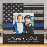 Police Vater Thin Blue Line Custom Foto Vathday Fotoplatte<br><div class="desc">"Mein Held ❤️ mein Vater"! Überraschen Sie Ihren Lieblings-Polizeibeamten und Papa mit dieser super personalisierten Polizei Papa Foto Plakat heute Väter Tag. Personalisieren Sie mit Ihrem bevorzugten Foto, Ihrer Nachricht und Ihrem Namen. Besuchen Sie unsere Sammlung für die besten Polizisten Vater Väter Tagesgeschenke und Polizei Väter Tagesgeschenke von Kindern ....</div>