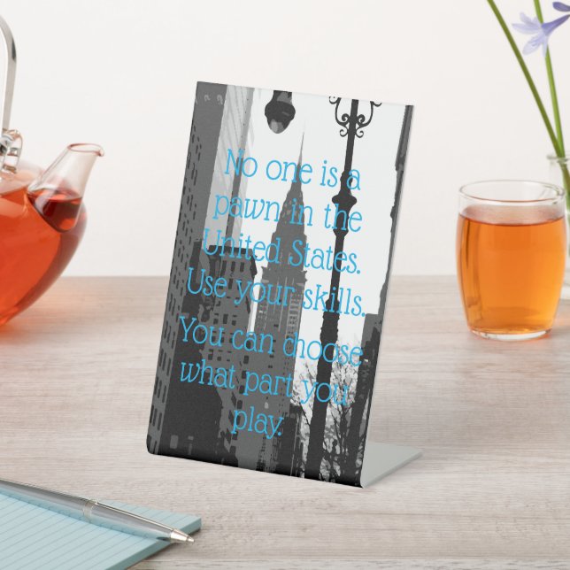 Politische Botschaft des Zitats zur Freiheit der D Sockelschild (In SItu)