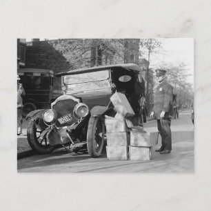 Polizei beschlagnahmt Alkoholschmuggler-Auto, 1922 Postkarte